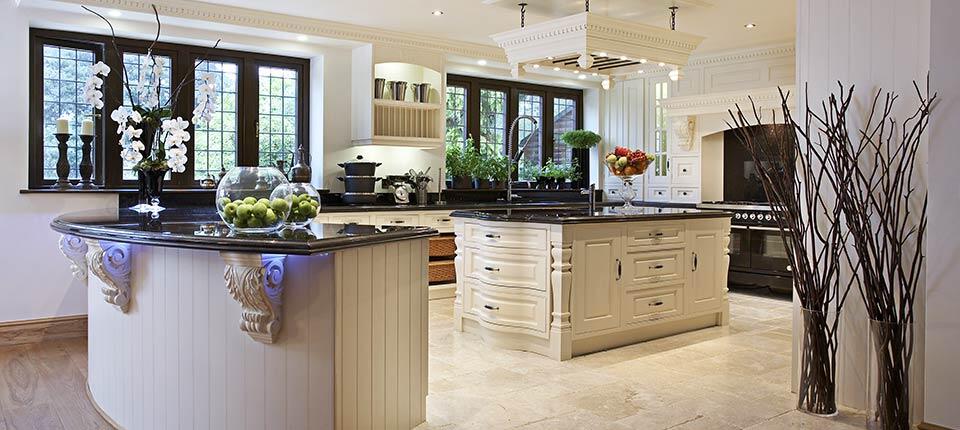 Classical kitchen with modern design integrated in a Georgian style (1)