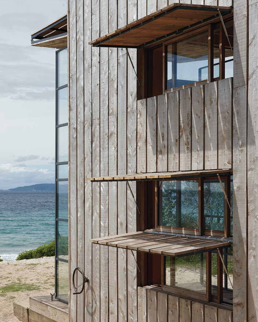 Hut on Sleds, Holiday Retreat in Coromandel Beach by Crosson Architects