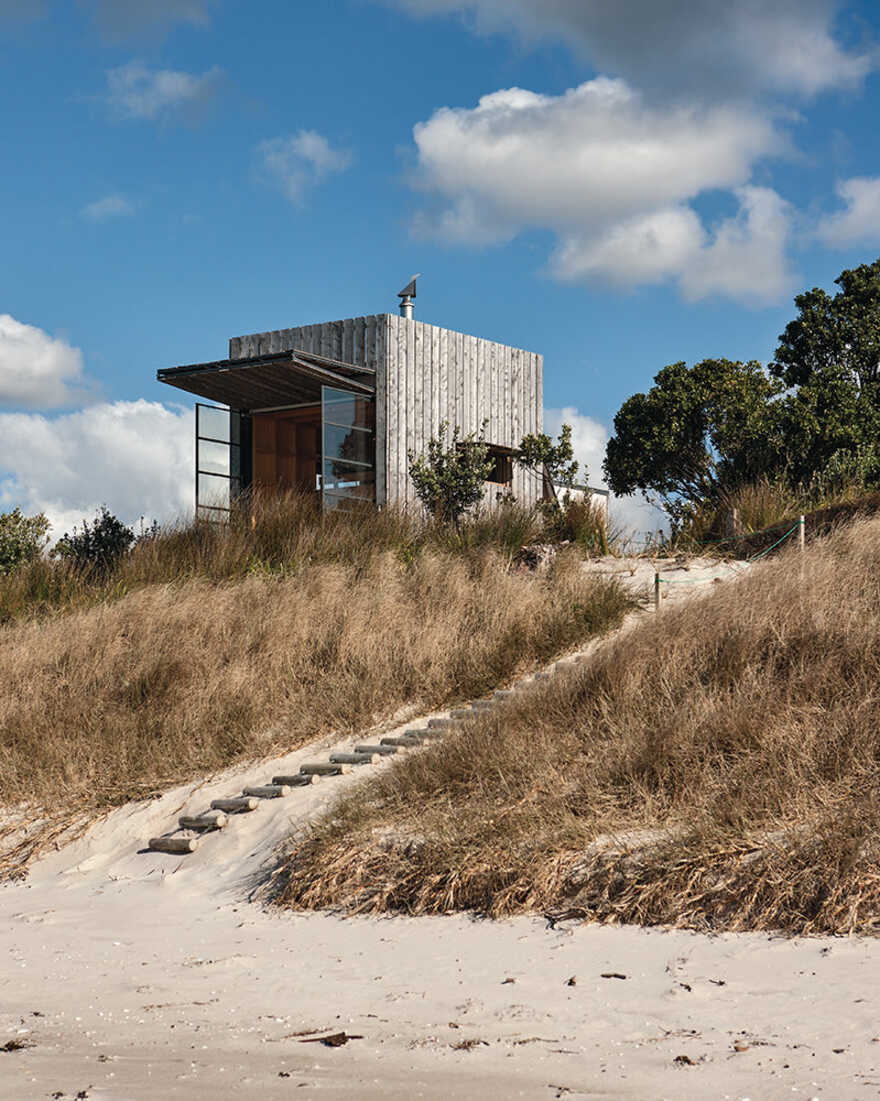 Hut on Sleds, Holiday Retreat in Coromandel Beach by Crosson Architects