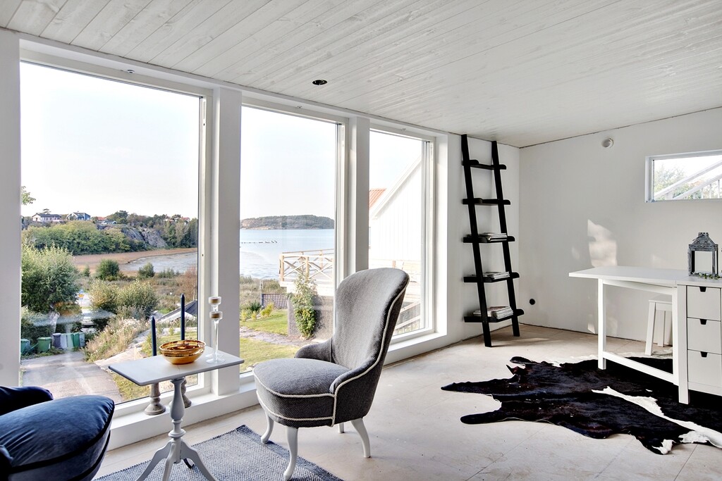 Scandinavian house with a splendid view of the sea - www.homeworlddesign.com  (16)