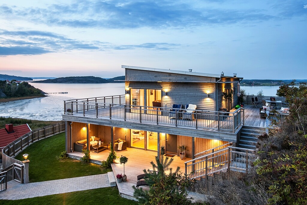 Scandinavian-style house with a splendid view of the sea - www.homeworlddesign.com  (20)