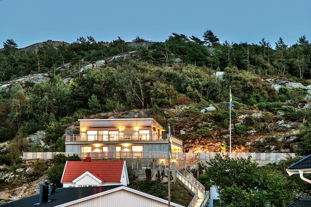 Scandinavian-style house with a splendid view of the sea - www.homeworlddesign.com  (22)