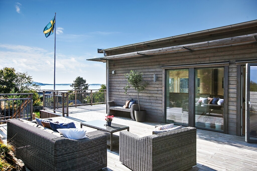 Scandinavian  house with a splendid view of the sea - www.homeworlddesign.com  (5)