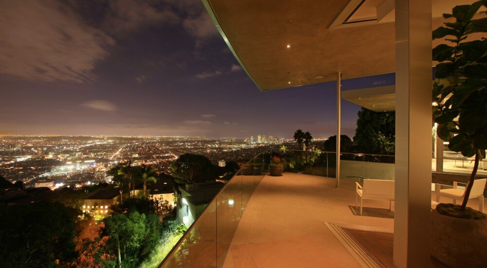Blue Jay Way: Luxurious Family Residence with Spectacular View of Los Angeles