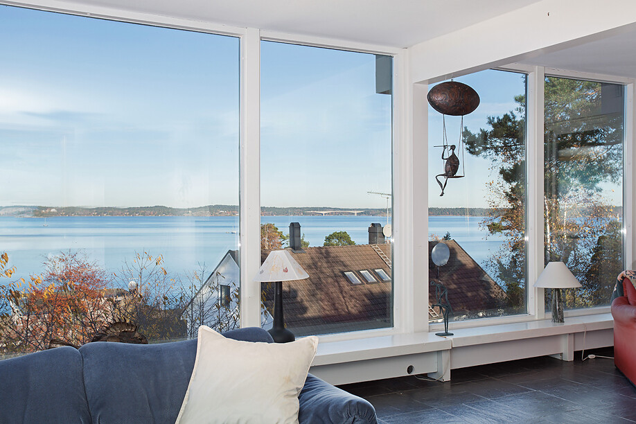 Scandinavian house with a generous view of the sea - www.homeworlddesign. com (24)