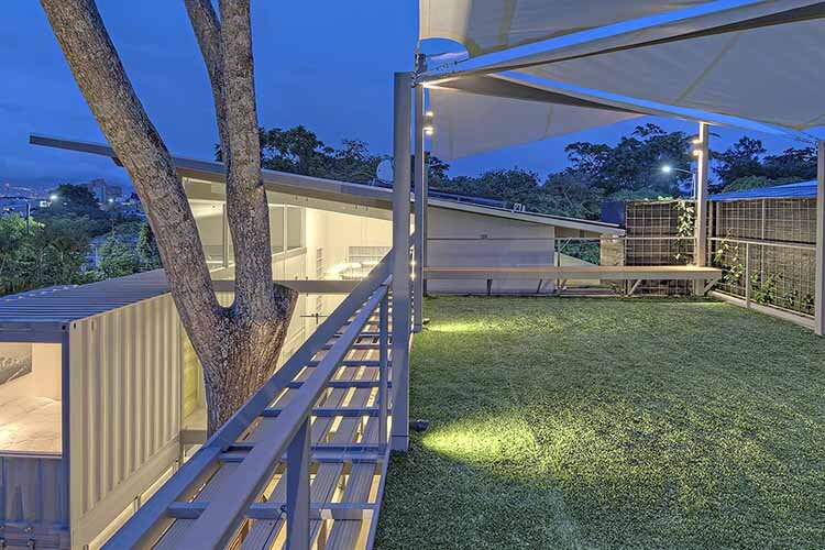 Shipping containers house Incubo by Maria Jose Trejos - HomeWorldDesign (3)