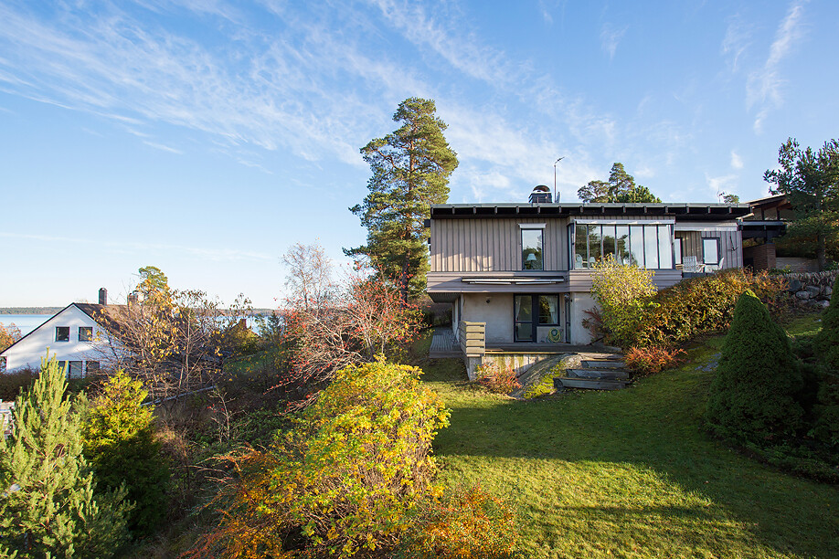 Swedish house with a generous view of the sea - www.homeworlddesign. com (1)