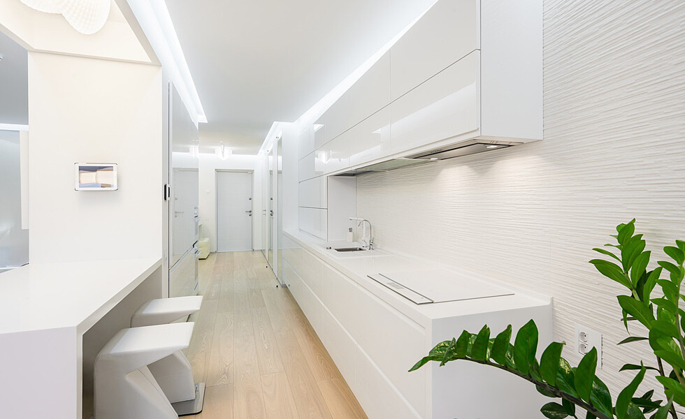 White and mirrors can transform and expand space - apartment in Rostov on Don - HomeWorldDesign (3)