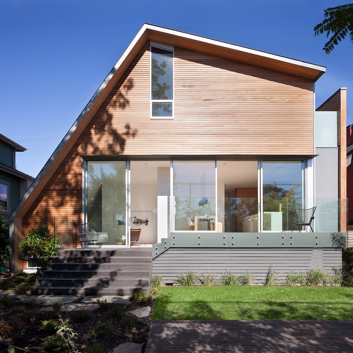 East Van House residence in Vancouver with an asymmetric geometry - Splyce Design - HomeWorldDesign (1)
