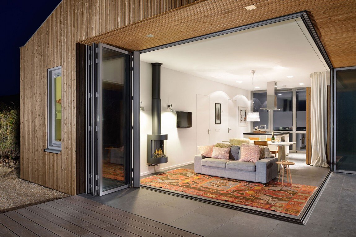 Holiday house with a retractable glass facade Bloem en Lemstra Architecten - HomeWorldDesign (16)