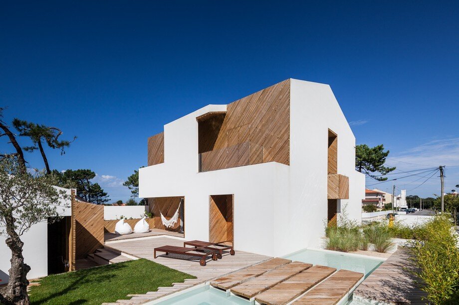 Architect Ernesto Pereira transforms an old house into a nonconformist residence SilverWood House - HomeWorldDesign (1)
