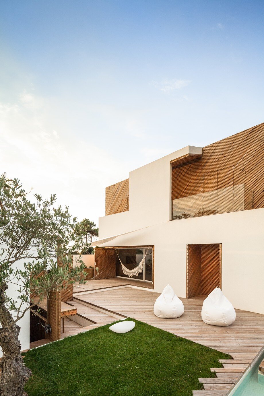 Architect Ernesto Pereira transforms an old house into a nonconformist residence SilverWood House - HomeWorldDesign (17)