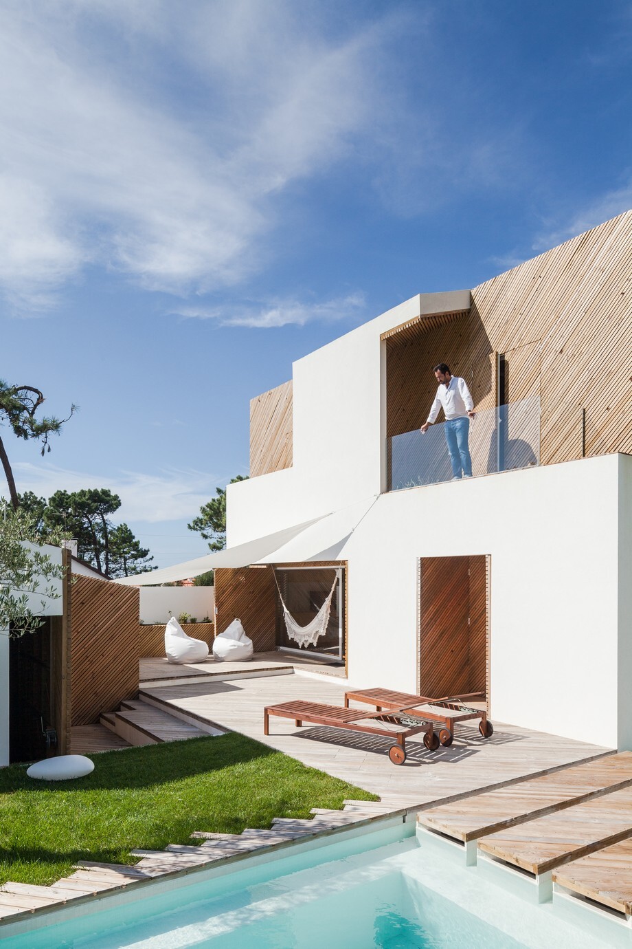 Architect Ernesto Pereira transforms an old house into a nonconformist residence SilverWood House - HomeWorldDesign (6)