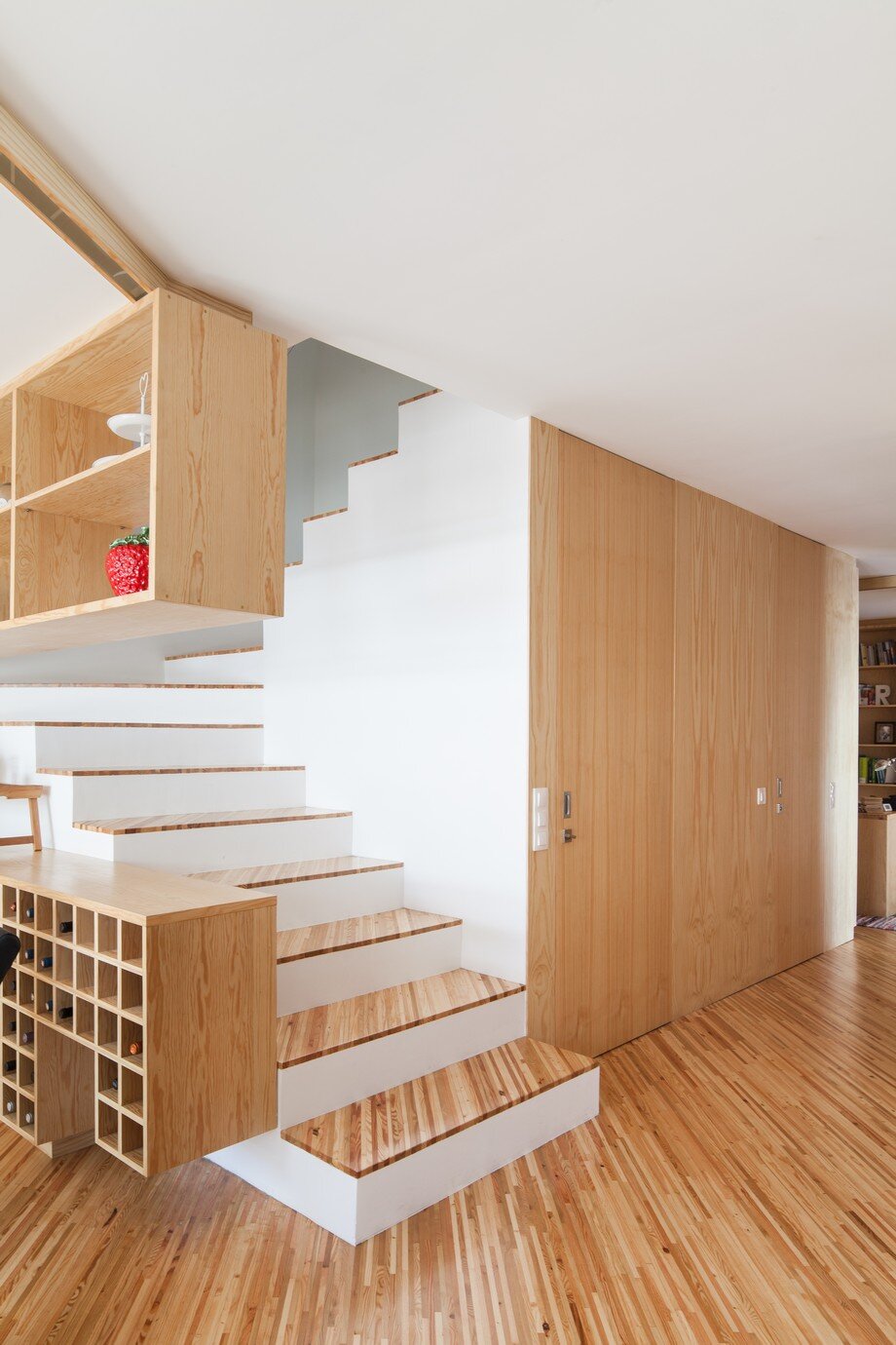 Architect Ernesto Pereira transforms an old house into a nonconformist residence SilverWood House - HomeWorldDesign (9)