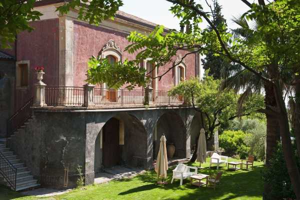 Monaci-delle-Terre-Nere-boutique-hotel