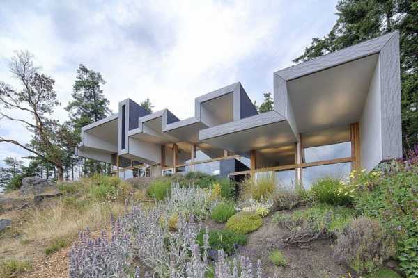 Ridge House – Retreat with Large Folding Roof Form