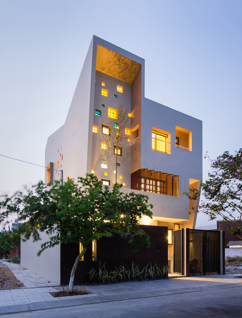 2H House a luminous residence that encourages communication