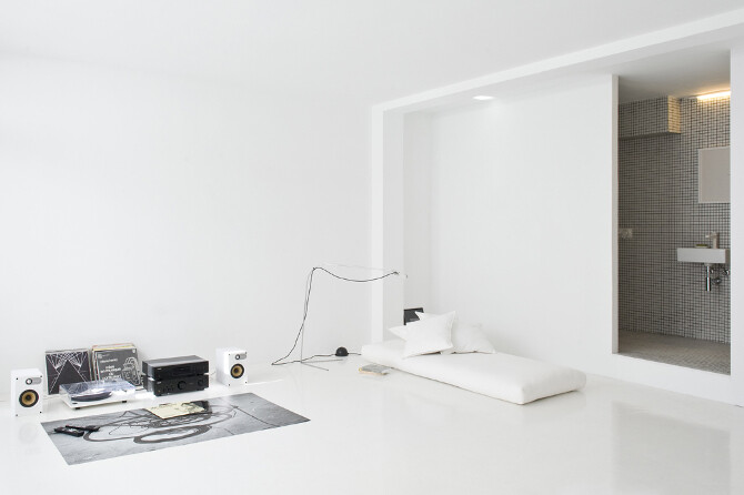 Studio CaSA proposes white everywhere - The White Retreat, Sitges, Spain (1)