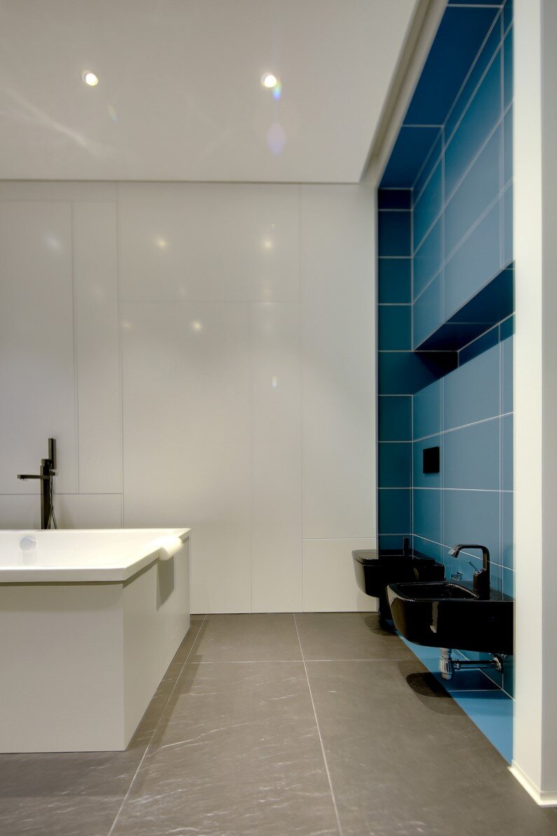minimalist bathroom 16th apartment
