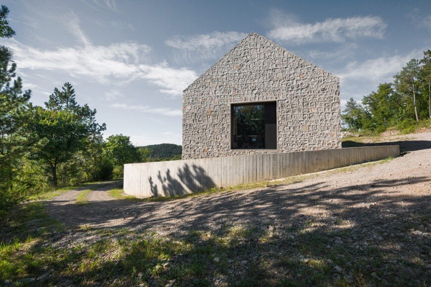 Compact Karst house redefinition of a traditional stony house (1)