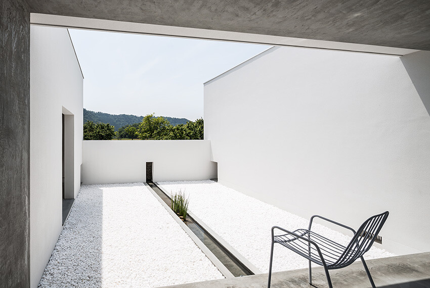 Courtyard Jigha House gives an impressive and fresh feel - FORM Kouichi Kimura Architects (11)