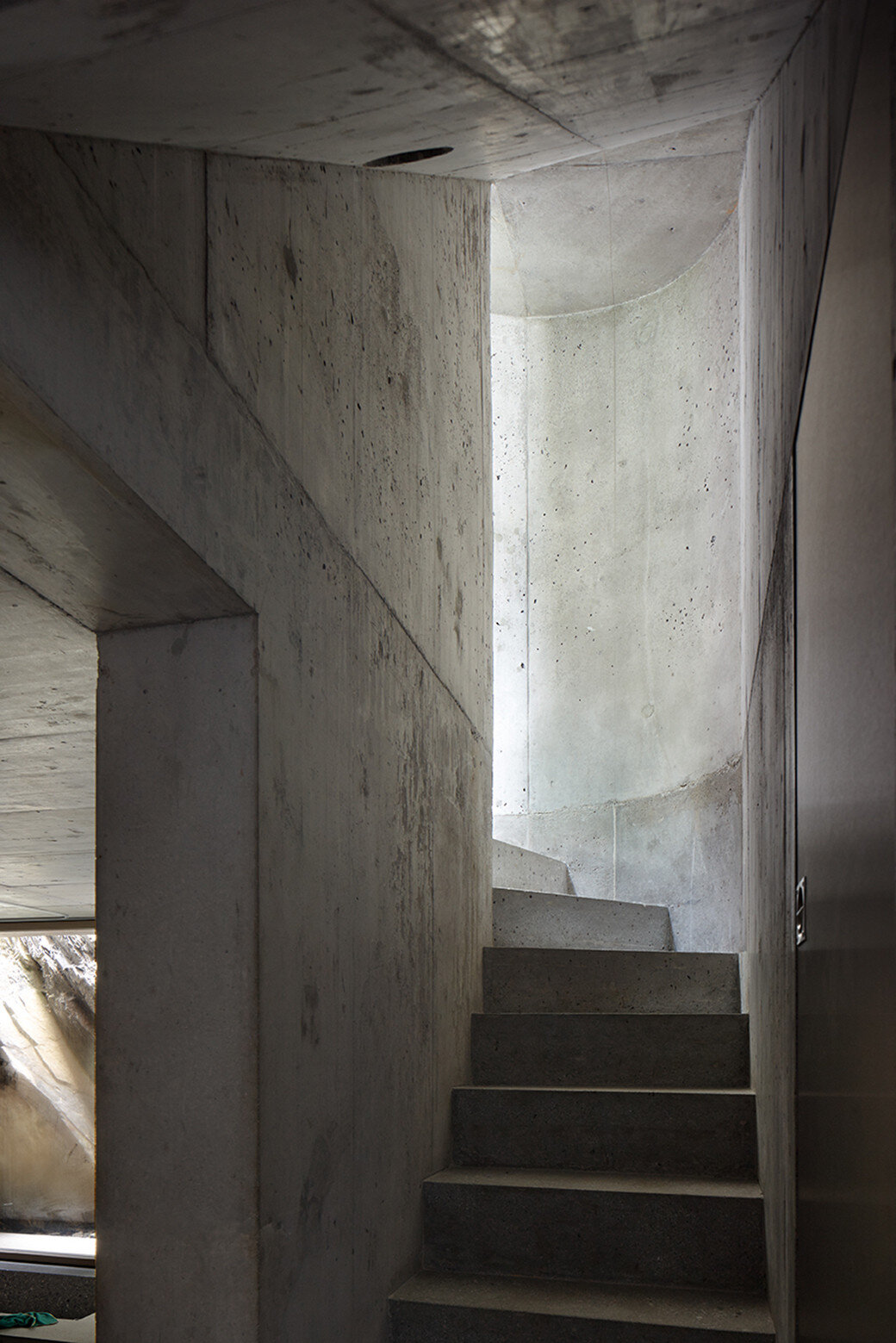 Fascinating concrete cabin in the Swiss Alps by German architecture studio Nickisch Sano Walder Architekten (5)