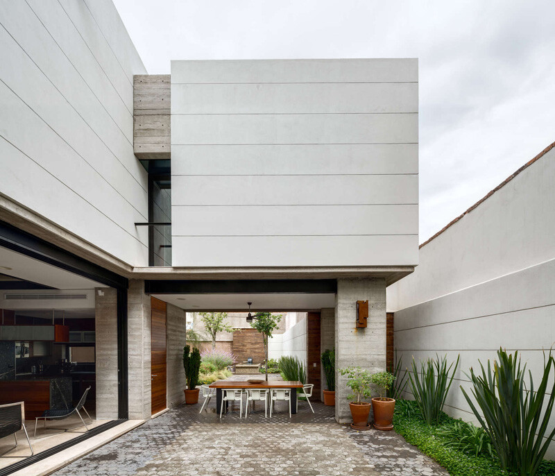 Old building transformed into a contemporary residence - Chihuahua, Mexico (7)