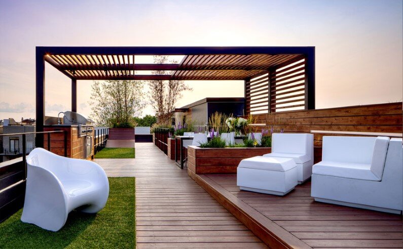 Rooftop social space designed to showcase the Chicago skyline (1)
