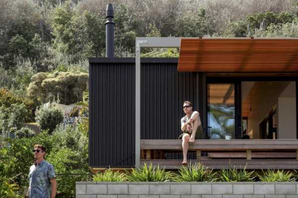 offSET Shed House: Small Beach House with a Large Opening to the Sea