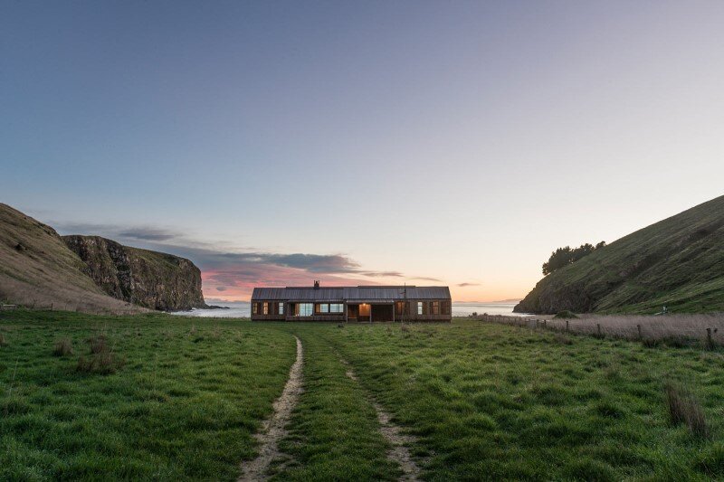 Farmhouse designed as the centerpiece of a surf beach (13)
