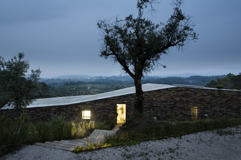 Gateira concrete house designed in harmony with dramatic landscape (18)