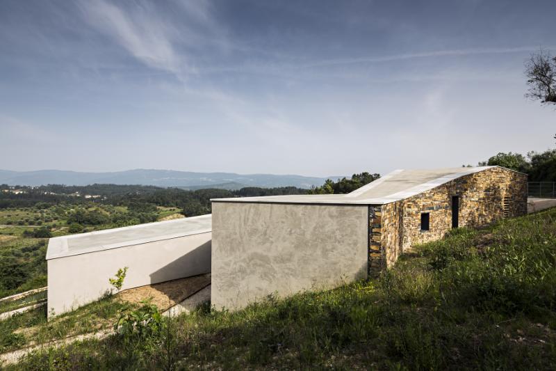 Gateira concrete house designed in harmony with dramatic landscape (9)