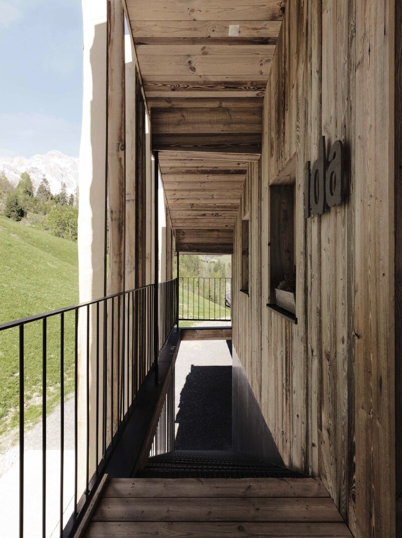 Alpine chalet - a combination of modern and traditional alpine elements (5)