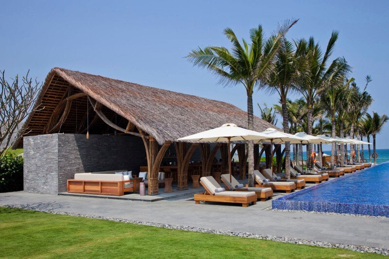 Beach bar in a tropical green resort complex - Naman Retreat (3)