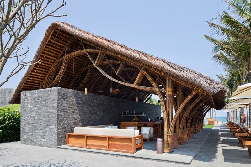 Beach bar in a tropical green resort complex - Naman Retreat (4)