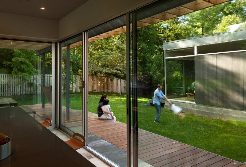 Casa Abierta - courtyard house with large sliding glass doors (13)