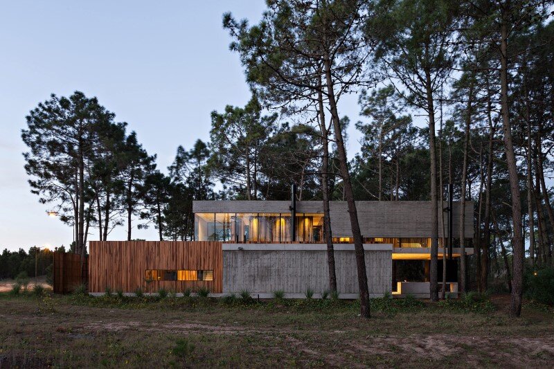 Concrete and wood harmoniously combined in Marino Pinamar House (17)