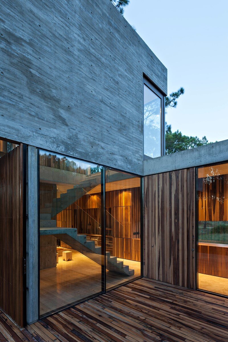 Concrete and wood harmoniously combined in Marino Pinamar House (19) (Custom)