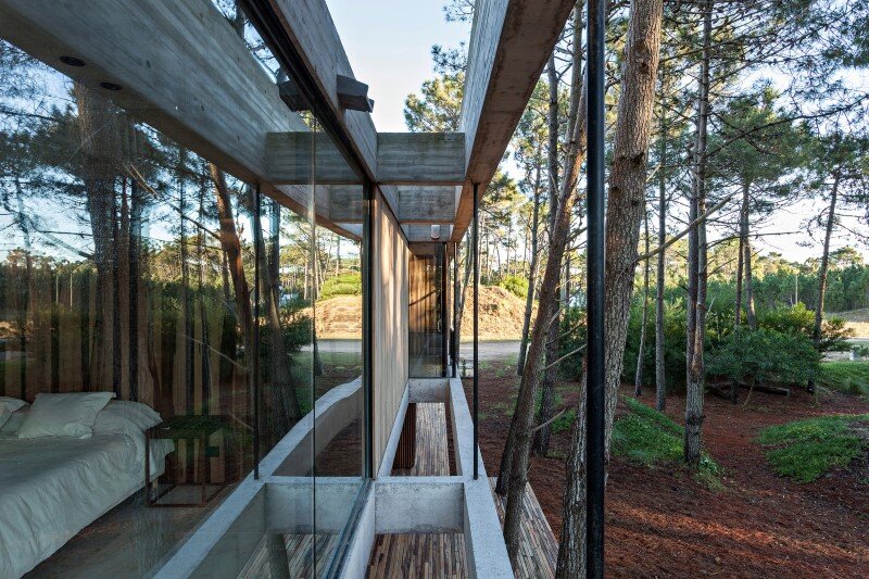 Concrete and wood harmoniously combined in Marino Pinamar House (6)