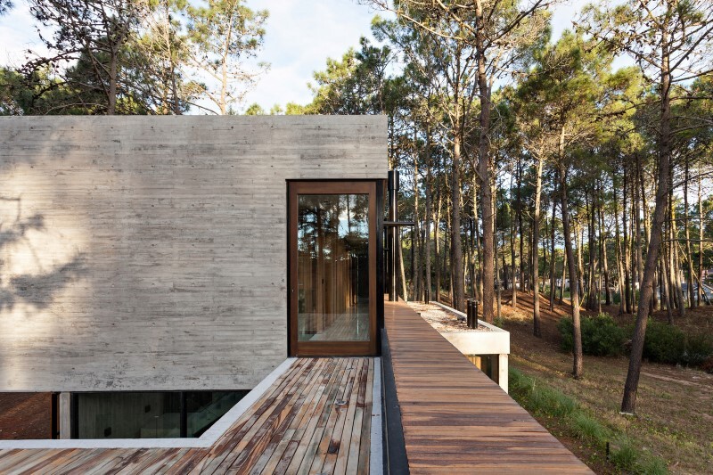 Concrete and wood harmoniously combined in Marino Pinamar House (8)