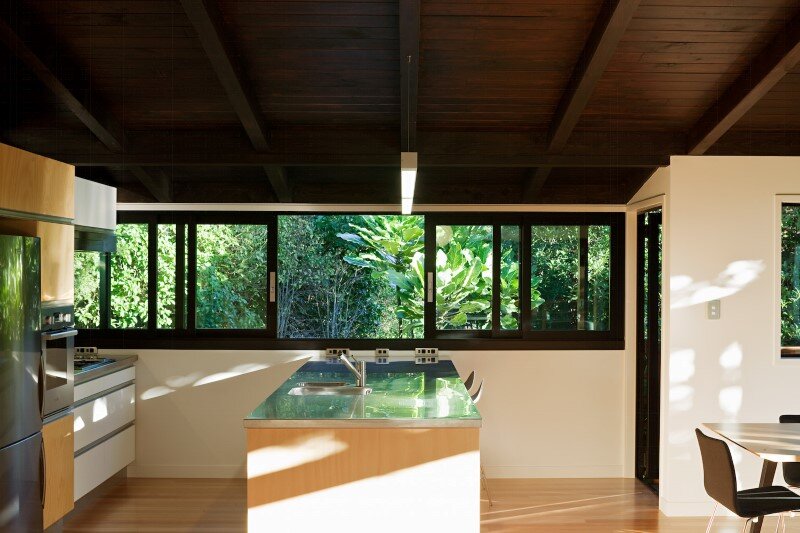Glade House - modern home with low-pitched gabled roof, raking ceilings and exposed rafters (7)