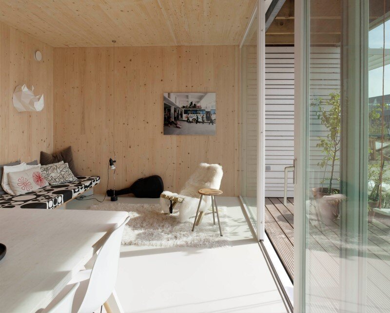 House in Amsterdam completely constructed with massive wooden panels (11)
