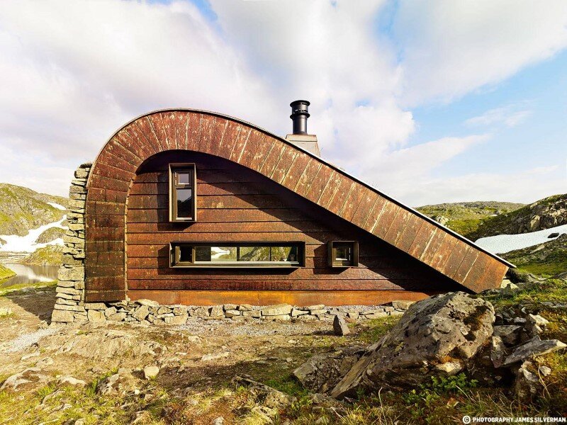 Hunting lodge with a roof that “grows out of” landscape - Norwegian mountain cabin (1)