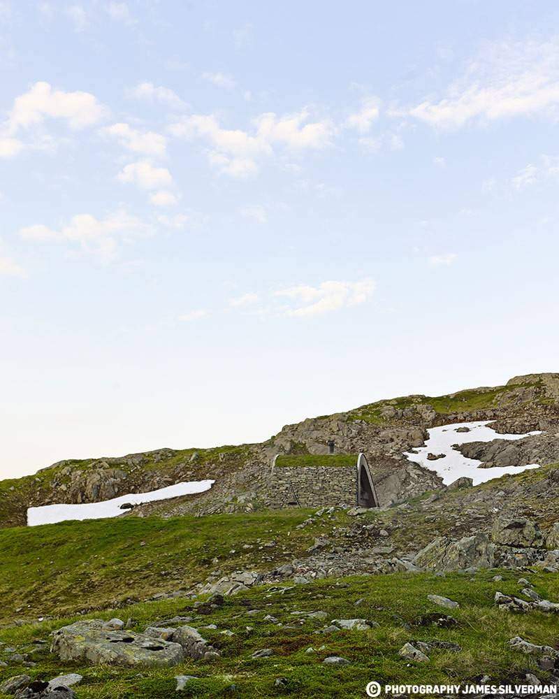 Hunting lodge with a roof that “grows out of” landscape - Norwegian mountain cabin (3)