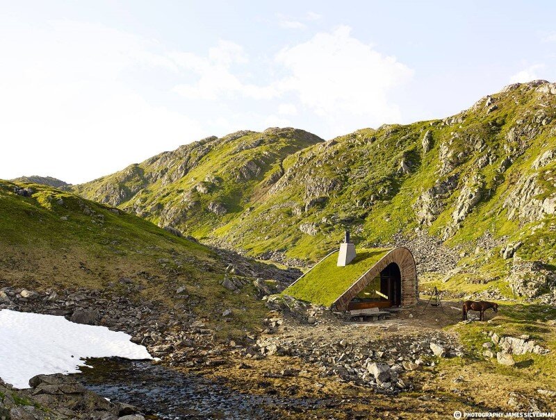 Hunting lodge with a roof that “grows out of” landscape - Norwegian mountain cabin (6)
