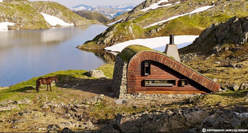 Hunting lodge with a roof that “grows out of” landscape - Norwegian mountain cabin (7)