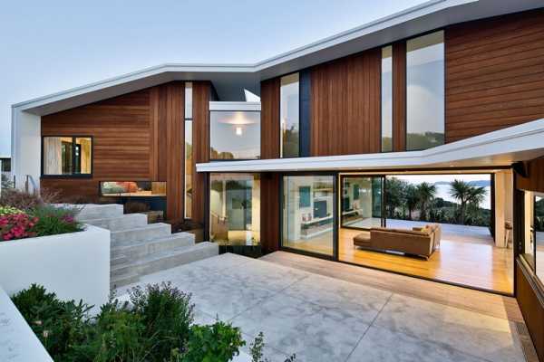 Korokoro House with Expansive Views Over Wellington Harbour