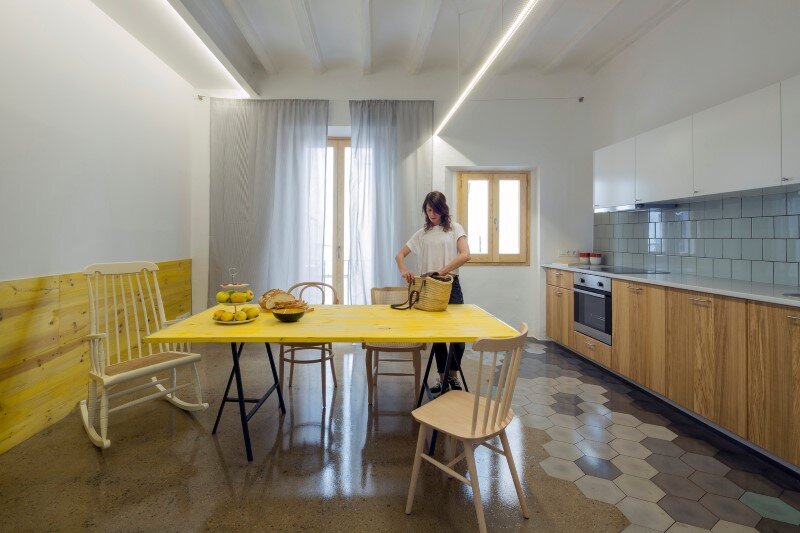 Loft bed is a good option for rooms with high ceilings G-ROC apartment in Barcelona (15)