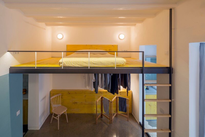 Loft bed is a good option for rooms with high ceilings G-ROC apartment in Barcelona (4)