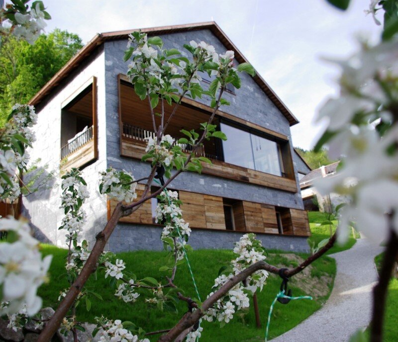 Mountain cottage interpreted in a modern way by Feuersinger Architektur (13)